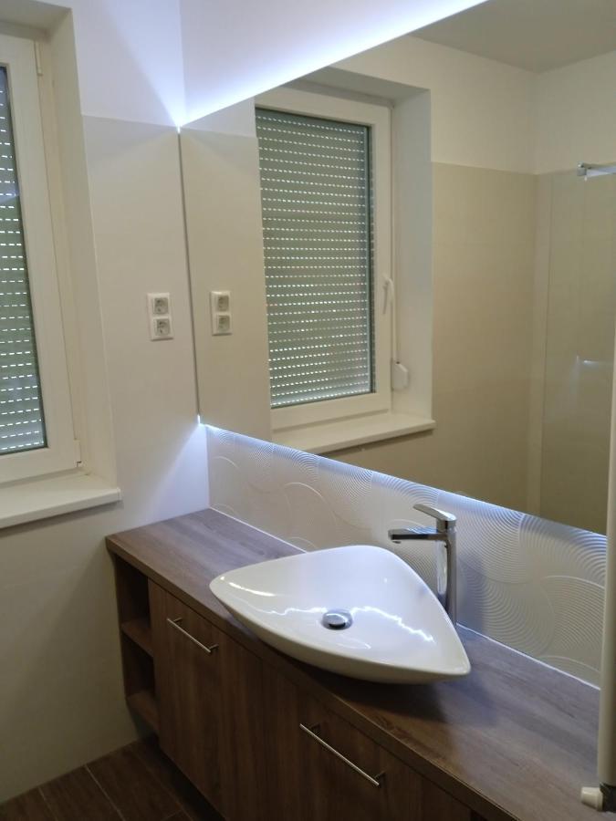 Verebes Apartman เยอร์ ภายนอก รูปภาพ